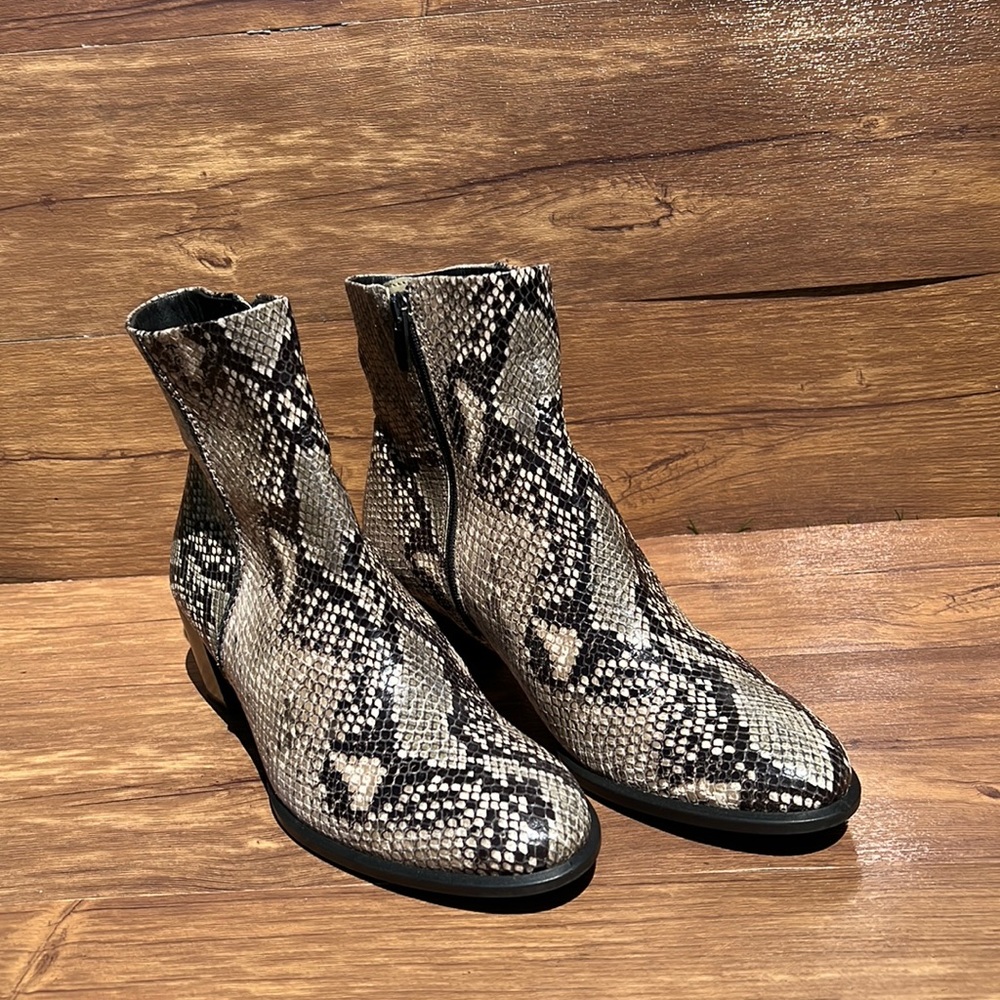 ECCO Women boots Cowboy style Snake skin print size 39 US SIZE 8-8.5